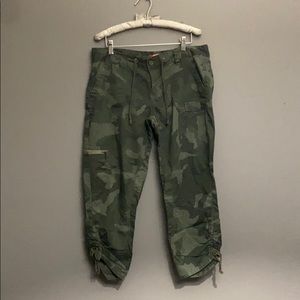 UNION BAY CAPRI CAMO PANTS SIZE 11